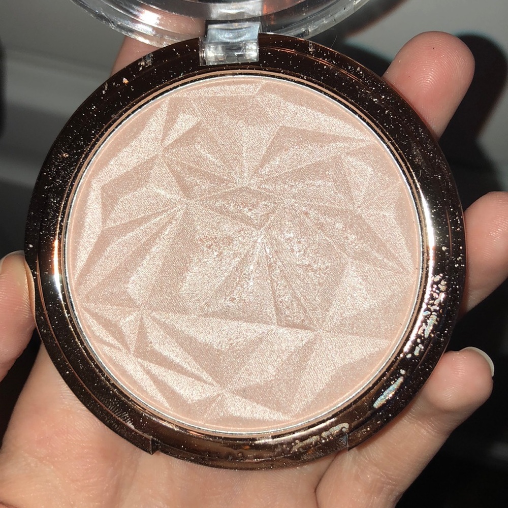 Jasmine La Belle Highlighter